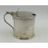 SUCKLING LTD A GEORGIAN DESIGN SILVER MUSTARD POT, of cylindrical drum form, with hinged lid, fitted