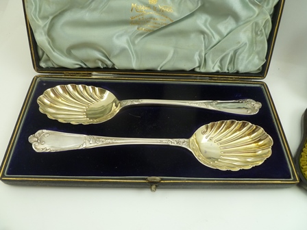 JOSIAH WILLIAMS & CO. A PAIR OF LATE VICTORIAN FRUIT SERVING SPOONS, each with leaf cast handle - Image 3 of 5