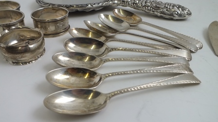 JOSIAH WILLIAMS & CO. A SET OF EIGHT SILVER TEASPOONS with feather cut edges, London 1916, - Image 2 of 4