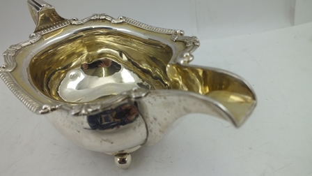 ROBERT & SAMUEL HENNELL A GEORGE III SILVER SAUCE BOAT, having decorative rim, gilded interior, - Image 4 of 4