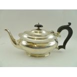 HENRY MATTHEWS A GEORGIAN DESIGN SILVER TEAPOT having ebonised handle and knop, Birmingham 1915,