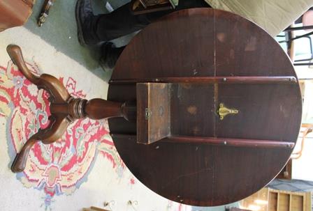 A 19TH CENTURY MAHOGANY CIRCULAR TILT-TOP TABLE, on baluster turned column and three fancy downswept