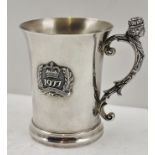 BIRMINGHAM MINT A QUEEN ELIZABETH II SILVER JUBILEE COMMEMORATIVE TANKARD with cast handle, having