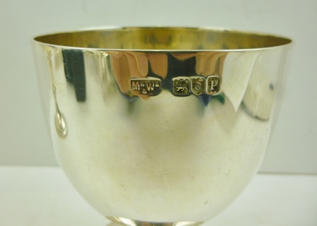 MAPPIN & WEBB AN EARLY 20TH CENTURY SILVER ROWING TROPHY GOBLET, bears the arms and motto of the - Image 4 of 4