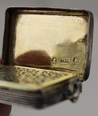 THOMAS & WILLIAM SIMPSON AN EARLY 19TH CENTURY SILVER VINAIGRETTE, having chased decoration, - Image 5 of 6