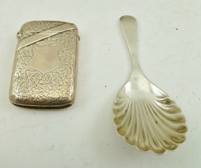 A COLLECTION OF FIVE HALLMARKED SILVER ITEMS comprising; a Victorian engraved snuff box, a scallop - Image 5 of 6