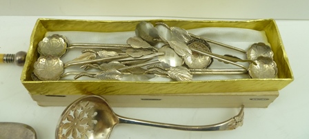 ROBERT WILLIAMS & SONS A PAIR OF EARLY VICTORIAN SILVER SUGAR NIPS, Exeter 1846, together with a - Image 2 of 2