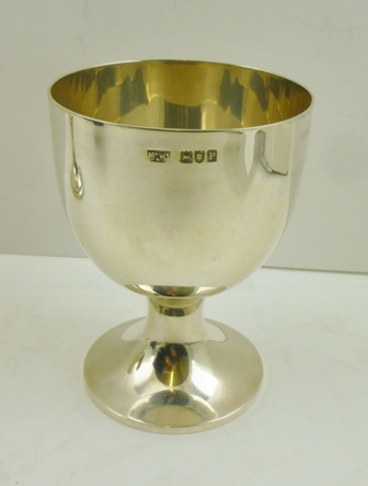 MAPPIN & WEBB AN EARLY 20TH CENTURY SILVER ROWING TROPHY GOBLET, bears the arms and motto of the - Image 3 of 4