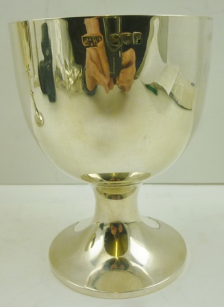 MAPPIN & WEBB AN EARLY 20TH CENTURY SILVER ROWING TROPHY GOBLET, bears the arms and motto of the - Image 2 of 4