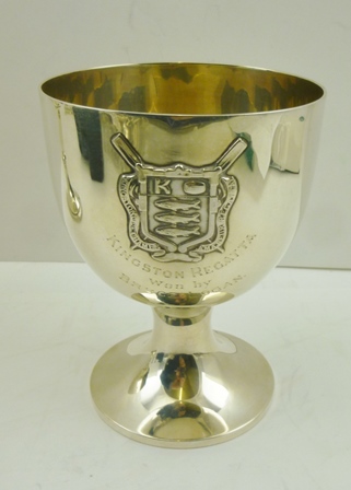 MAPPIN & WEBB AN EARLY 20TH CENTURY SILVER ROWING TROPHY GOBLET, bears the arms and motto of the