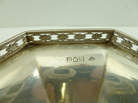 THREE ITEMS OF HALLMARKED SILVER, includes a Goldsmiths and Silversmiths of London octagonal tazza - Image 2 of 4