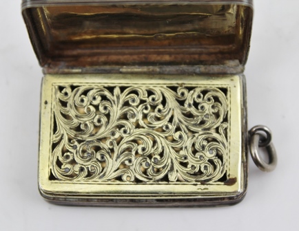 THOMAS & WILLIAM SIMPSON AN EARLY 19TH CENTURY SILVER VINAIGRETTE, having chased decoration, - Image 3 of 6