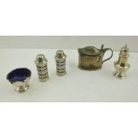 A GEORGIAN DESIGN SILVER MUSTARD POT, having hinged lid, with blue glass liner, Sheffield 1910,