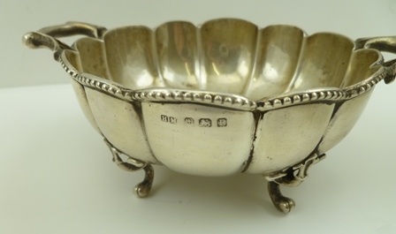 THREE ITEMS OF HALLMARKED SILVER, includes a Goldsmiths and Silversmiths of London octagonal tazza - Image 3 of 4