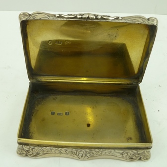 A COLLECTION OF FIVE HALLMARKED SILVER ITEMS comprising; a Victorian engraved snuff box, a scallop - Image 4 of 6