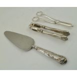 A SILVER "KING'S" PATTERN HANDLED PIE SLICE, a pair of silver plated "King's" pattern handled NUT