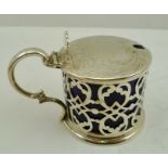 SAMUEL HAYNE & DUDLEY CATER A VICTORIAN SILVER DRUM MUSTARD POT, of Georgian design, having hinged