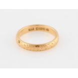 A Victorian 22ct yellow gold wedding band, featuring engraved floral design, hallmarked Birmingham