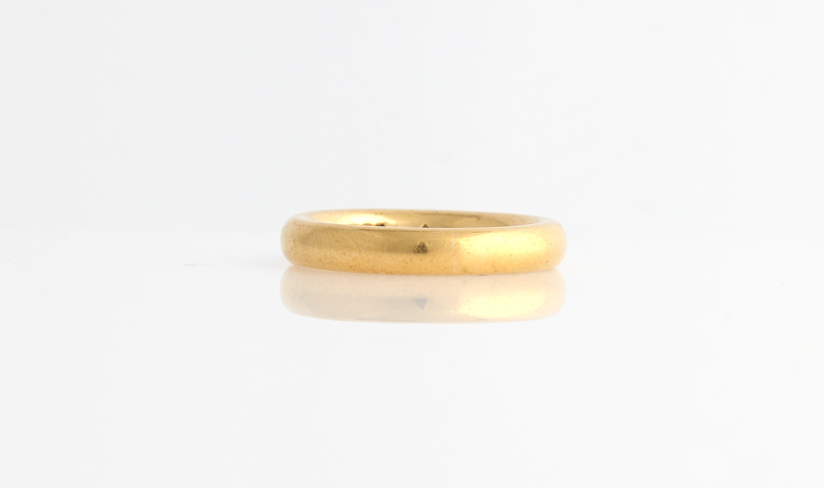 A hallmarked 22ct yellow gold plain wedding band.