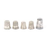 Five American related thimbles comprising an English silver example commemorating The Declaration of