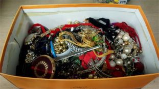 Quantity of costume jewellery