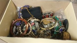 Quantity of costume jewellery