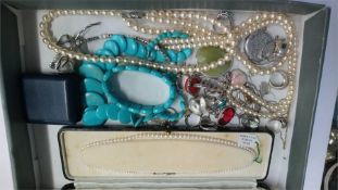 Tray of assorted jewellery