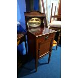 An Edwardian mahogany bedside cupboard