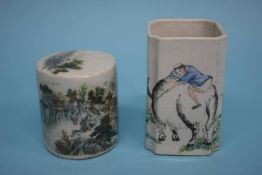 Two pieces of Republic of China porcelain. 12cm and 9cm high