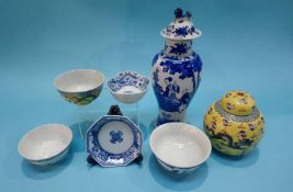 A collection of seven pieces of Chinese porcelain (7)