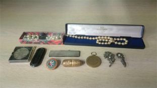 Assorted jewellery including micro mosaic brooch etc.