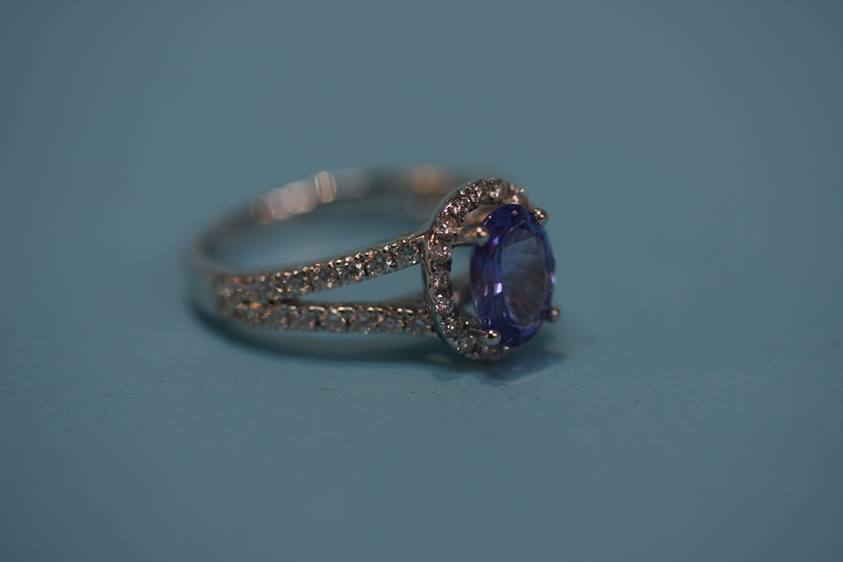 An 18ct white gold tanzanite and diamond ring - Image 3 of 3