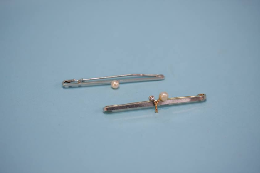 A 9ct white gold bar brooch, mounted with a pearl and one other - Image 2 of 2