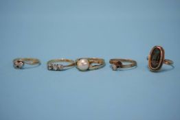 An 18ct gold ring and four others