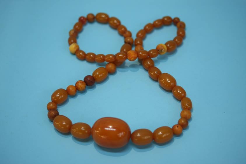 A string of egg yolk Amber coloured beads, 58 grams - Image 2 of 7