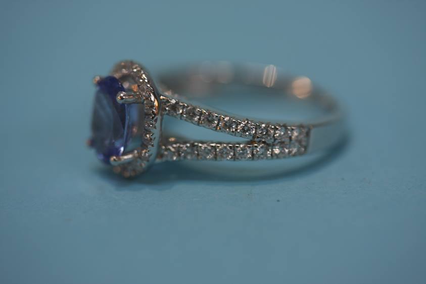 An 18ct white gold tanzanite and diamond ring - Image 2 of 3