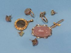 Assorted 9ct gold dress jewellery, a 9ct dragonfly brooch etc.