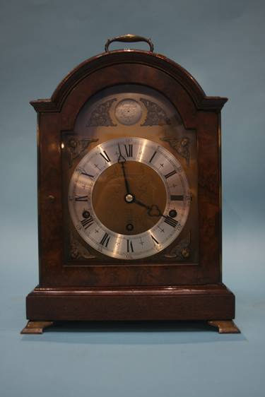 A walnut cased Elliot mantle clock - Image 6 of 6