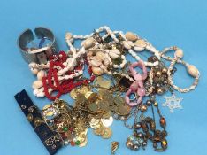 Bag of assorted costume jewellery