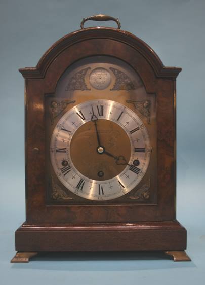 A walnut cased Elliot mantle clock - Image 5 of 6