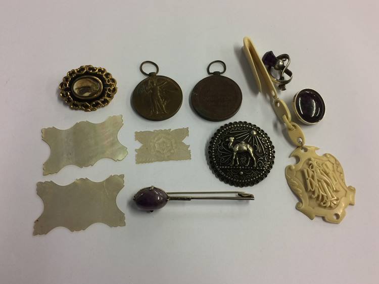 Assorted jewellery including a Victorian brooch, mother of pearl counters etc.