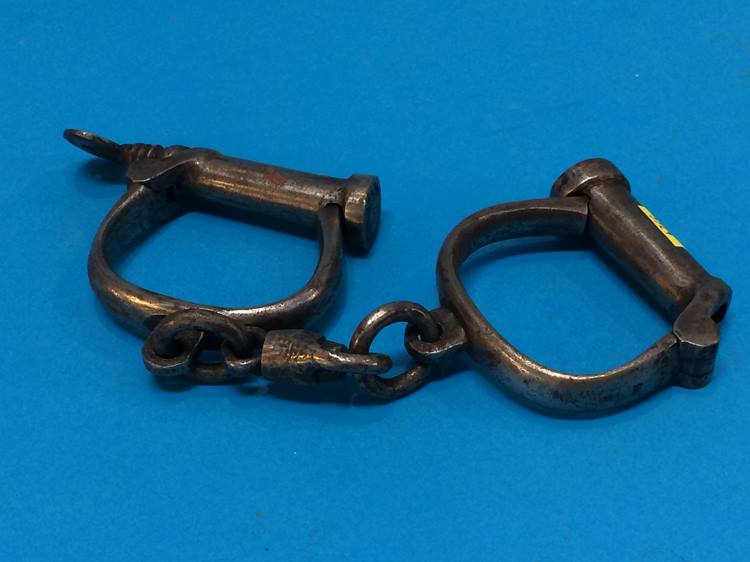 A pair of antique hand cuffs - Image 3 of 3
