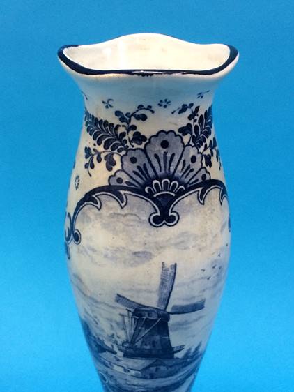 A pair of Delft vases - Image 5 of 6