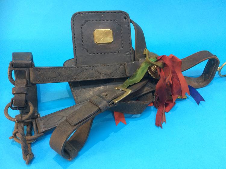 An antique leather horse bridle and brasses - Image 2 of 4