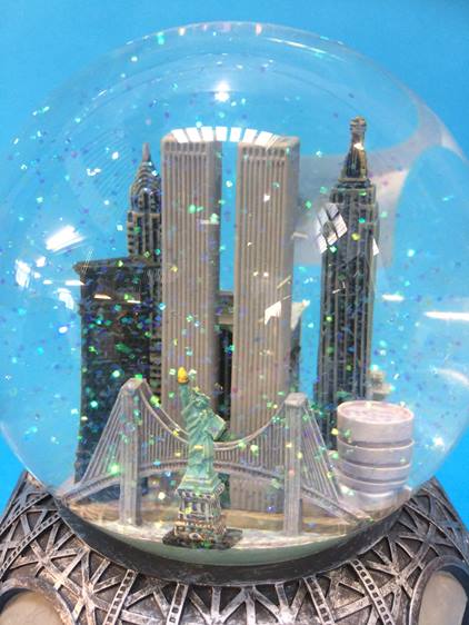 A musical snow globe featuring New York City, Bloomingdales, World Trade Centre and Guggenheim - Image 2 of 2