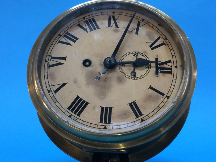 A brass ships bulkhead clock - Image 2 of 4