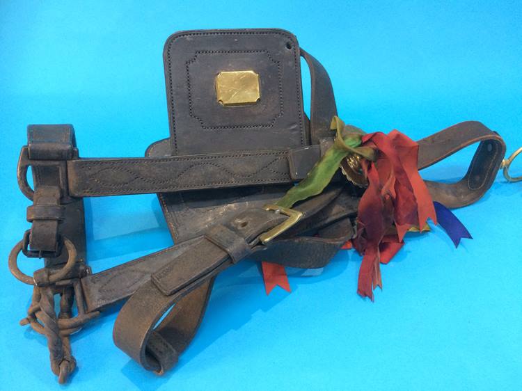 An antique leather horse bridle and brasses - Image 3 of 4