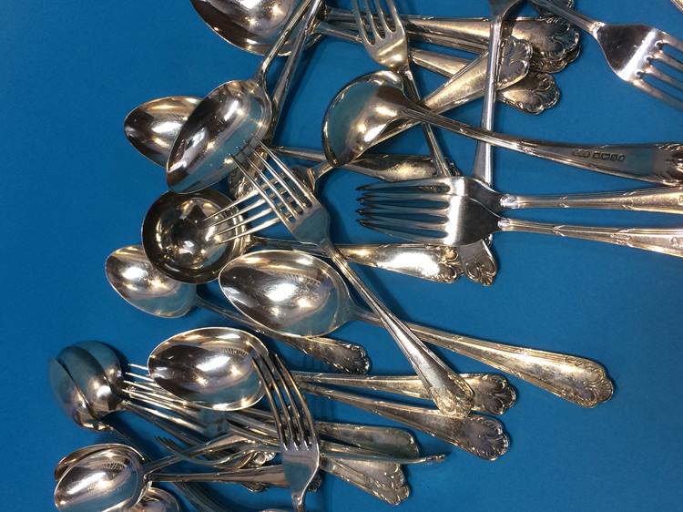 A silver canteen of cutlery comprising eight table forks; eight dessert forks, eight table spoons, - Bild 4 aus 6