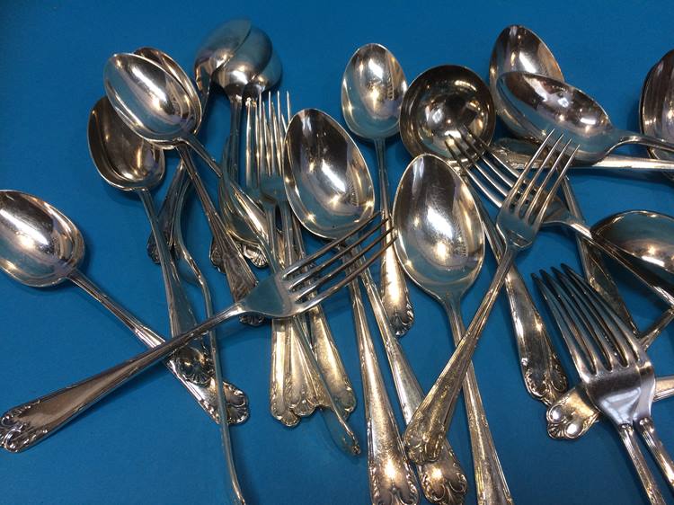 A silver canteen of cutlery comprising eight table forks; eight dessert forks, eight table spoons, - Bild 2 aus 6