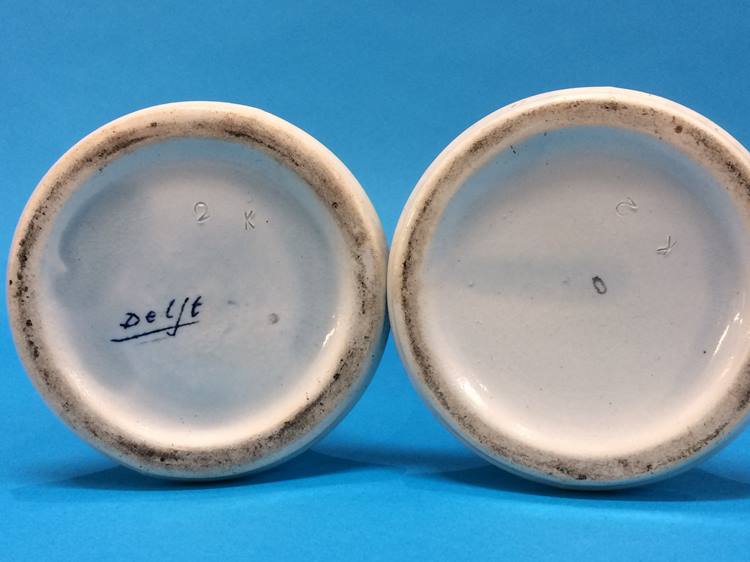 A pair of Delft vases - Image 6 of 6